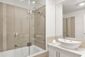 Shower, hair dryer, towels, toilet paper - Aurora @ Cowes by Ready Set Stay - linen, towels, WIFI, walk to beach and shops (Cowes)