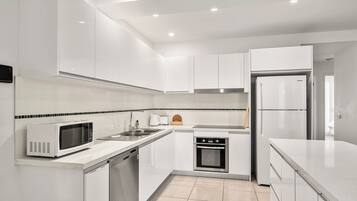 Geladeira, micro-ondas, fogão, cooktop