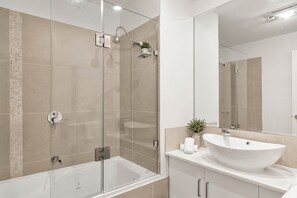 Douche, sèche-cheveux, serviettes fournies, papier toilette