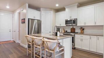 Kühlschrank, Mikrowelle, Herdplatte, Geschirrspüler