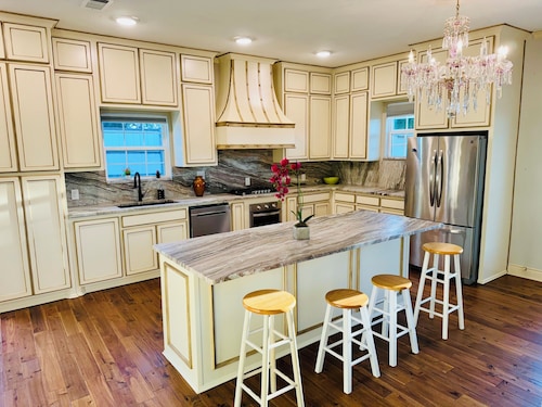 3-bedroom cozy house in Dallas with WiFi, AC. Enjoy your stay