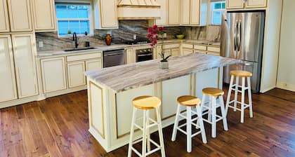 3-bedroom cozy house in Dallas with WiFi, AC. Enjoy your stay