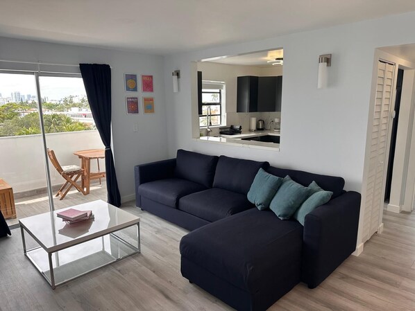 Smart TV - Charming 1-bedroom apartment in the heart of South Beach with Free Parking (Miami Beach)