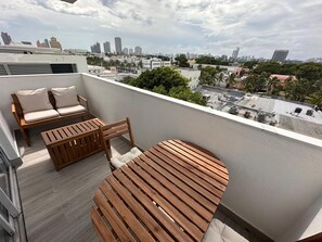 Outdoor dining - Charming 1-bedroom apartment in the heart of South Beach with Free Parking (Miami Beach)