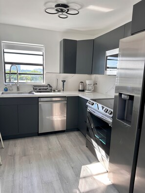 Fridge, microwave, oven, stovetop - Charming 1-bedroom apartment in the heart of South Beach with Free Parking (Miami Beach)