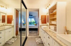 ヘアドライヤー、タオル、石鹸、トイレットペーパー