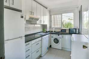 Réfrigérateur, four à micro-ondes, un four, surface de cuisson