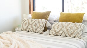 3 soverom, strykejern/-brett, internettilgang og sengetøy