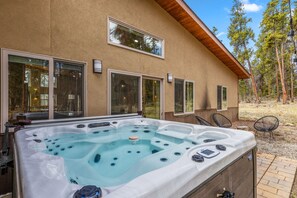Outdoor spa tub - The Hideaway - Hot tub, Attached garage, Private, Modern 3-bedroom cabin (Fairplay)