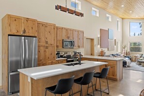 Interior - The Hideaway - Hot tub, Attached garage, Private, Modern 3-bedroom cabin (Fairplay)