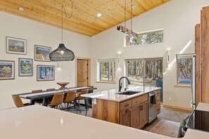 Fridge, microwave, oven, stovetop - The Hideaway - Hot tub, Attached garage, Private, Modern 3-bedroom cabin (Fairplay)