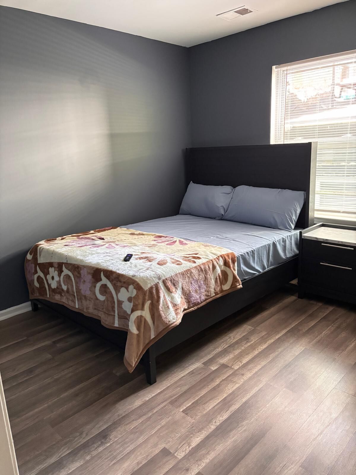 Dormitorio compartido | Tabla de planchar con plancha 