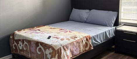 Dormitorio compartido | Tabla de planchar con plancha