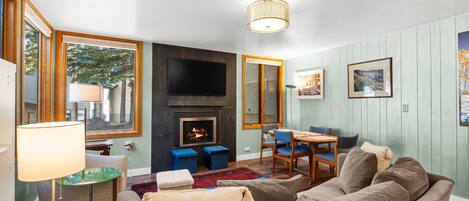 Televisión y chimenea