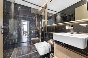 Een douche, een haardroger, handdoeken, zeep