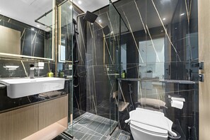 Bruser, hårtørrer, håndklæder