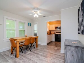 Dining - The Bunglow in Clearwater - 30 Day minimum Stay (Clearwater)