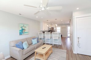 TV - Sojourn's Sea Views with Balcony Sleeps 4 (Virginia Beach)