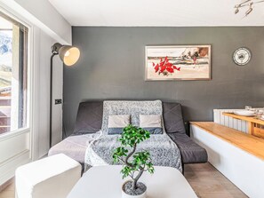Living area - Beautiful apartment for 5 guests with WIFI, TV and balcony (Les Boisses)