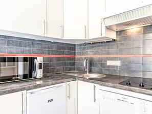 Private kitchen - Beautiful apartment for 5 guests with WIFI, TV and balcony (Les Boisses)