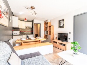 Living area - Beautiful apartment for 5 guests with WIFI, TV and balcony (Les Boisses)