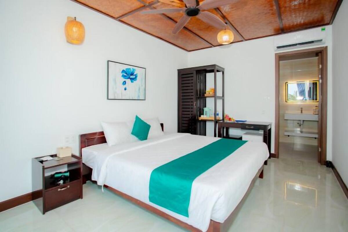 1 bedroom, hypo-allergenic bedding, memory-foam beds, minibar