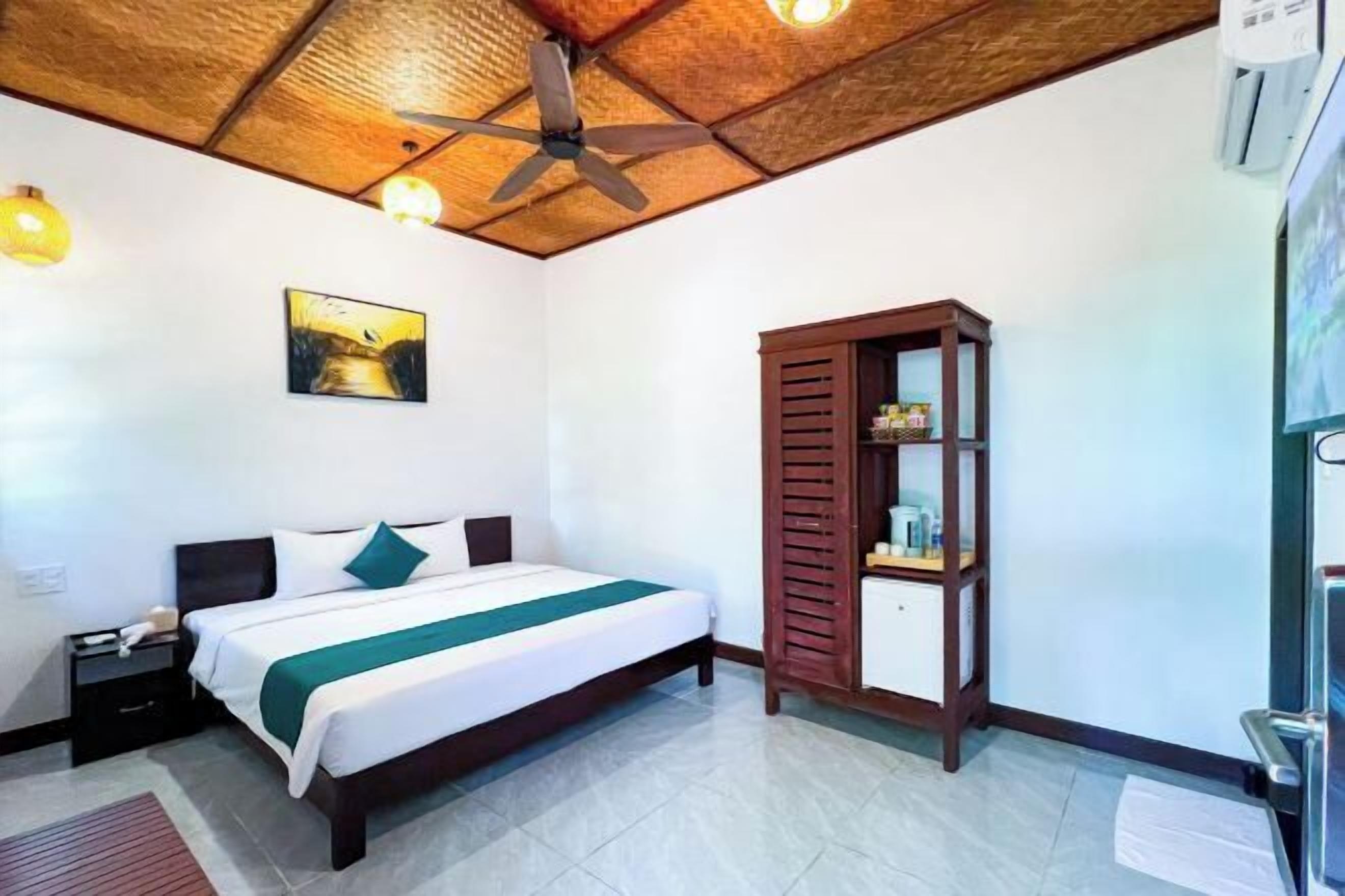 Luxe beddengoed, een minibar, een bureau, een laptopwerkplek