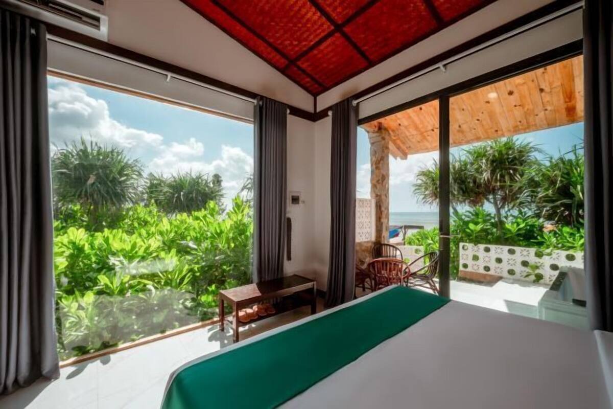 Luxe beddengoed, een minibar, een bureau, een laptopwerkplek