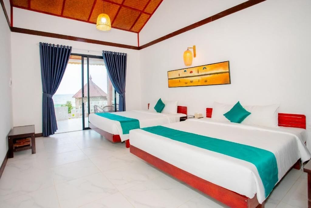 Familiekamer, uitzicht op zee | Luxe beddengoed, een minibar, een bureau, een laptopwerkplek