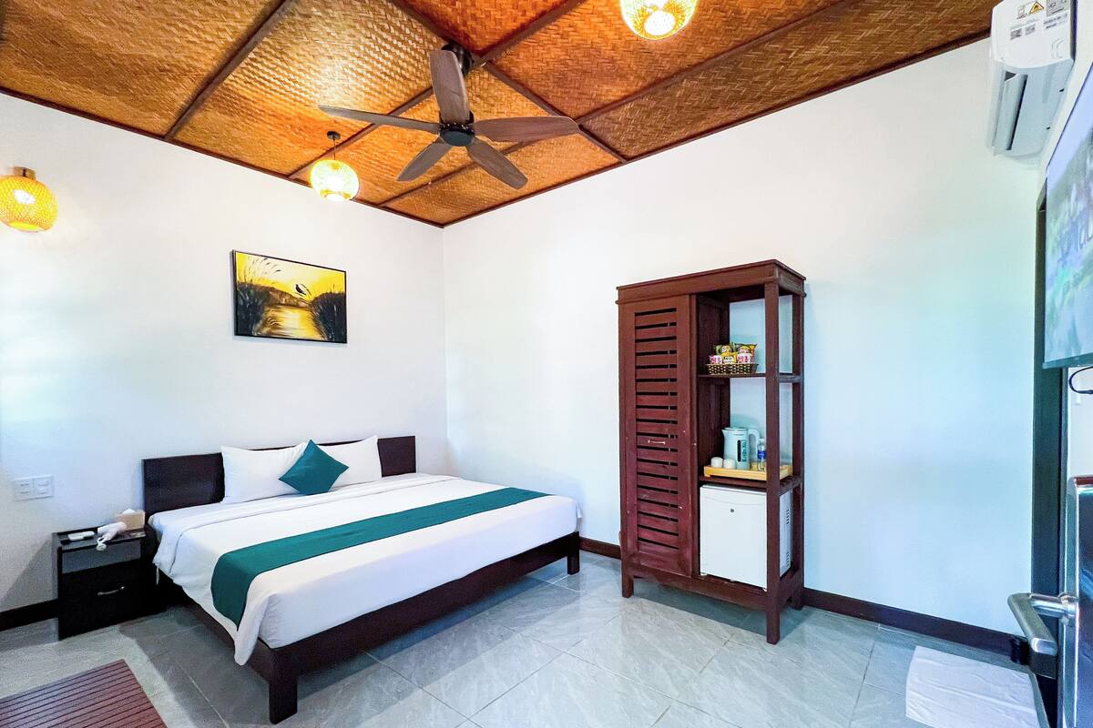 Deluxe Garden Hillside King | Premium bedding, minibar, desk, laptop workspace