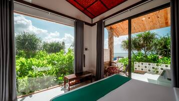 Adora Beachfront Suite | Ylelliset vuodevaatteet, minibaari, työpöytä