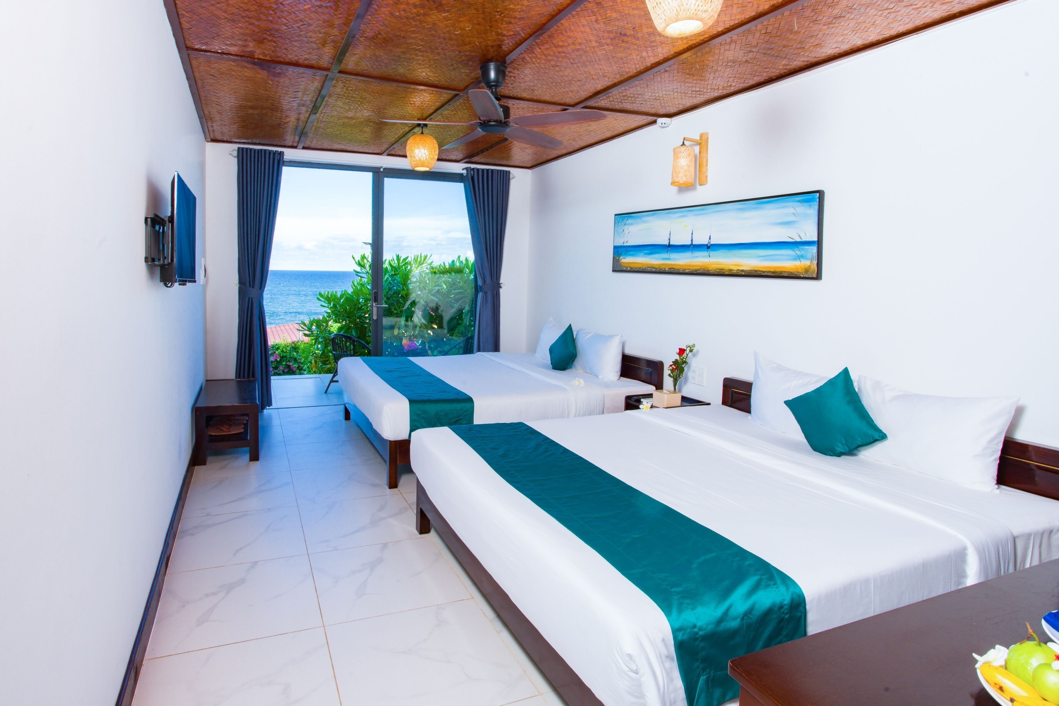 Deluxe Twin kamer | Luxe beddengoed, een minibar, een bureau, een laptopwerkplek