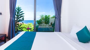 Deluxe Partial Ocean View Twin | Peralatan tempat tidur premium, bar mini, meja