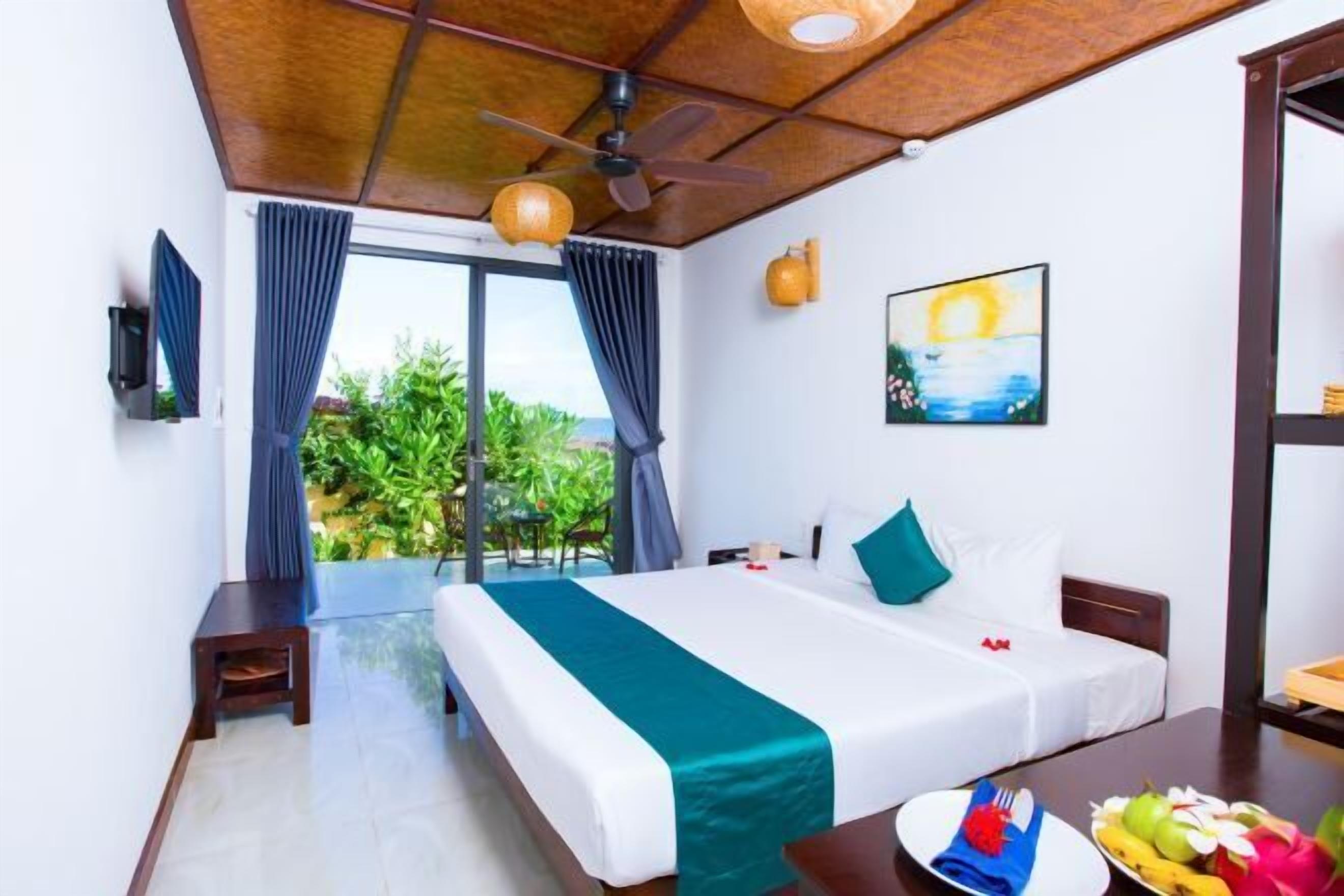 Luxe beddengoed, een minibar, een bureau, een laptopwerkplek