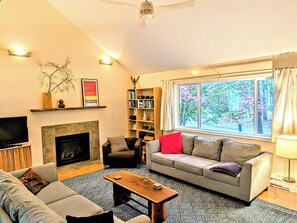 TV - Light filled retreat in the woods (Dingmans Ferry)