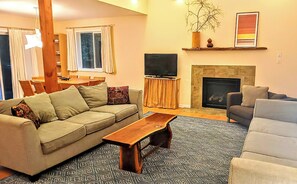 TV - Light filled retreat in the woods (Dingmans Ferry)