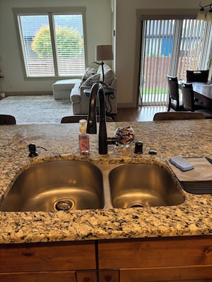 Living area - Charming 3-bedroom house with WiFi, AC in peaceful Battle Ground (Battle Ground)