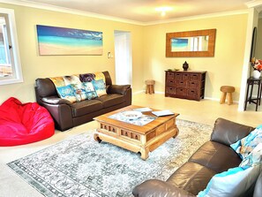 Smart TV, chimenea, reproductor de DVD y futbolito 