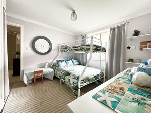 4 habitaciones, escritorio y tabla de planchar con plancha