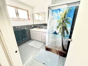 Regadera, amenidades de baño ecológicas, secadora de cabello, toallas