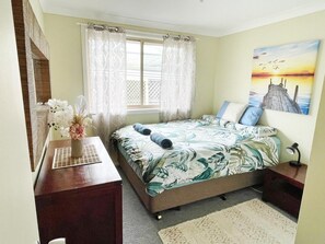 4 habitaciones, escritorio y tabla de planchar con plancha 