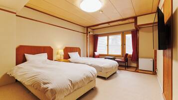 Kahden hengen perushuone (kaksi sänkyä), näköala puutarhaan | Työpöytä, ilmainen Wi-Fi, vuodevaatteet