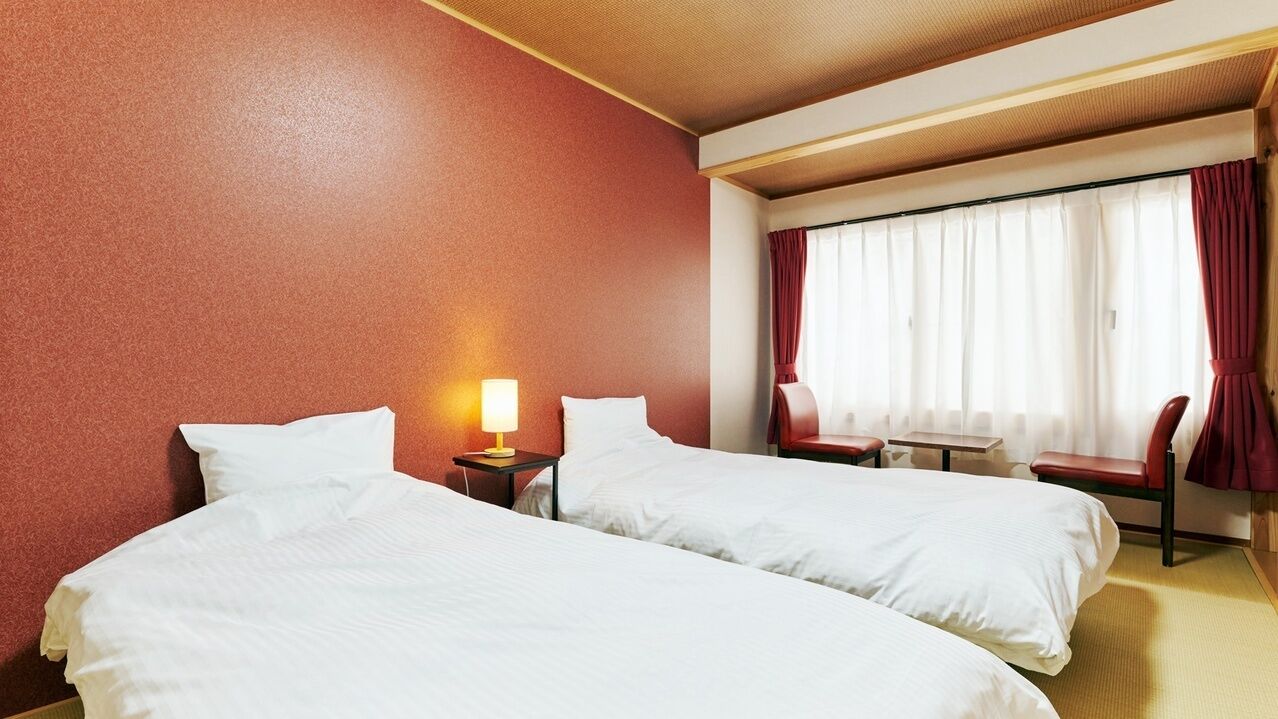 Een bureau, gratis wifi, beddengoed