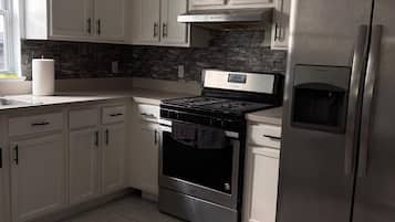 Basic Single Room, 1 Bedroom | Private kitchen