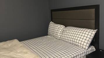 Ein Schlafzimmer mit einem Bett, einem Nachttisch und einer Kommode.