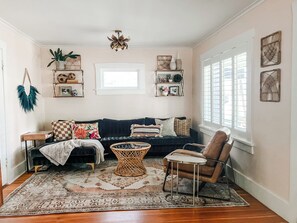 Smart TV, DVD player, books, stereo