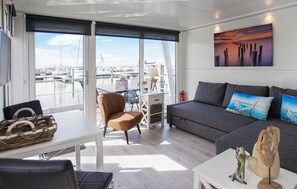 TV - Amazing ship in Almere with lake view (Almere)