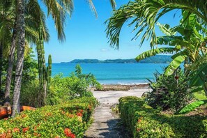 On the beach - Beachfront paradise in Flamingo Marina - FM407 (Flamingo)