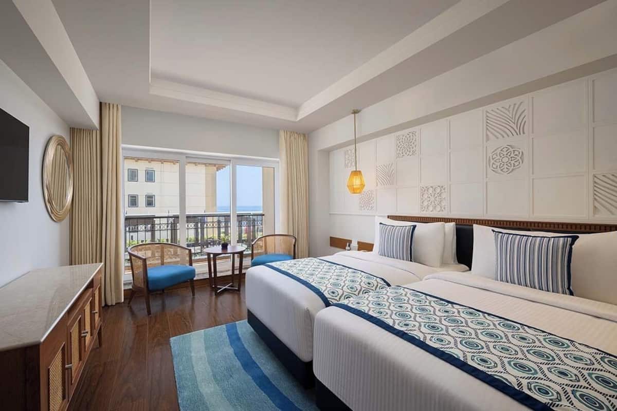 Superior Room, 1 King Bed, Partial Sea View (Sea View Room with Balcony) | Egyptian cotton sheets, premium bedding, minibar, soundproofing