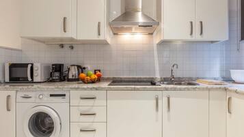 KĂŒhlschrank, Mikrowelle, Wasserkocher mit Kaffee-/Teezubehör, Toaster